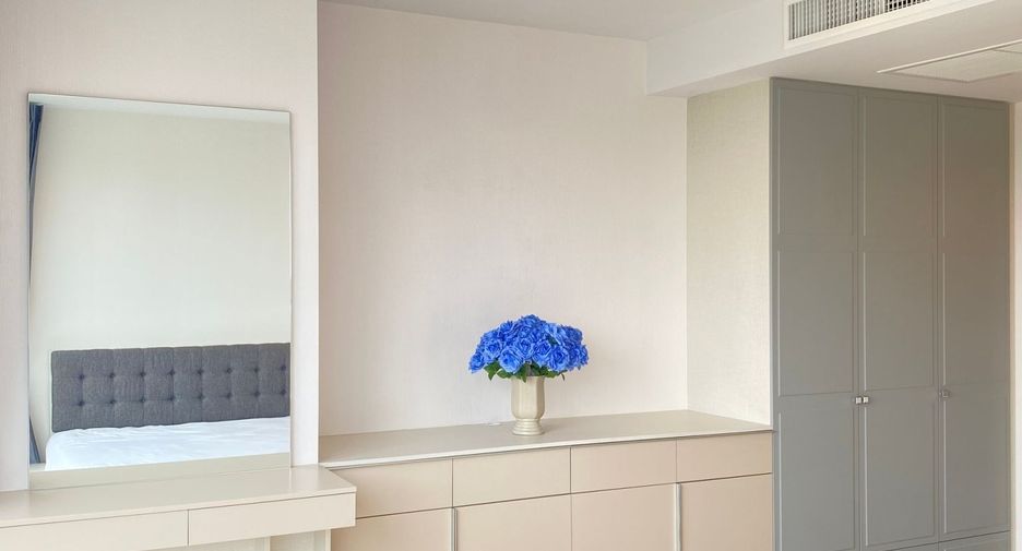 For rent 2 bedrooms condo in Yan Nawa, Bangkok