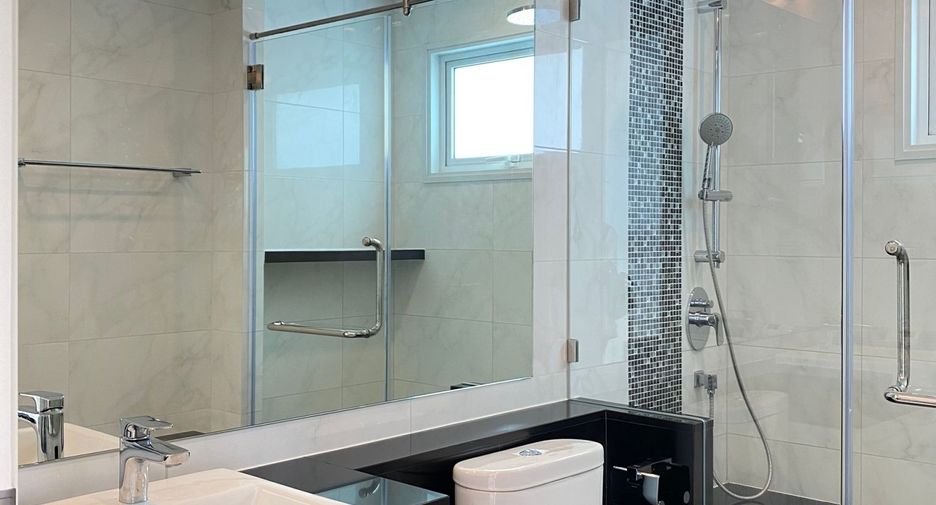 For rent 2 bedrooms condo in Yan Nawa, Bangkok