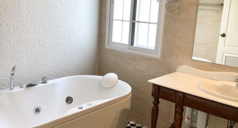 Haus zur Miete mit 4 Zimmer in Bang Na, Bangkok