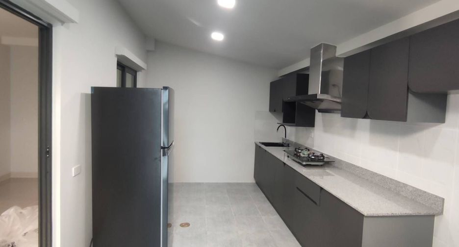 For rent 3 bedrooms townhouse in Bang Phli, Samut Prakan
