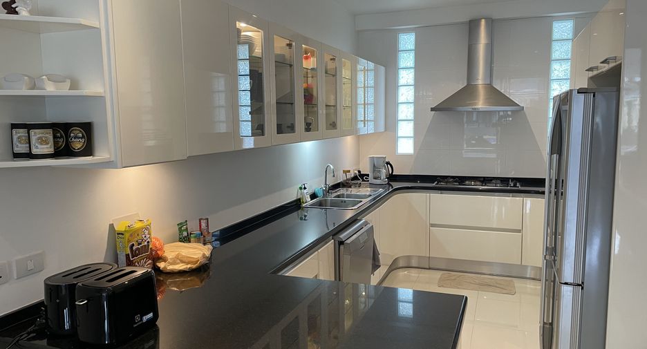 For sale 7 bedrooms villa in Thalang, Phuket