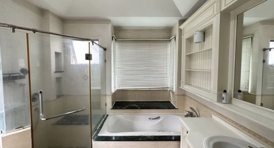 Haus zur Miete mit 4 Zimmer in Prawet, Bangkok