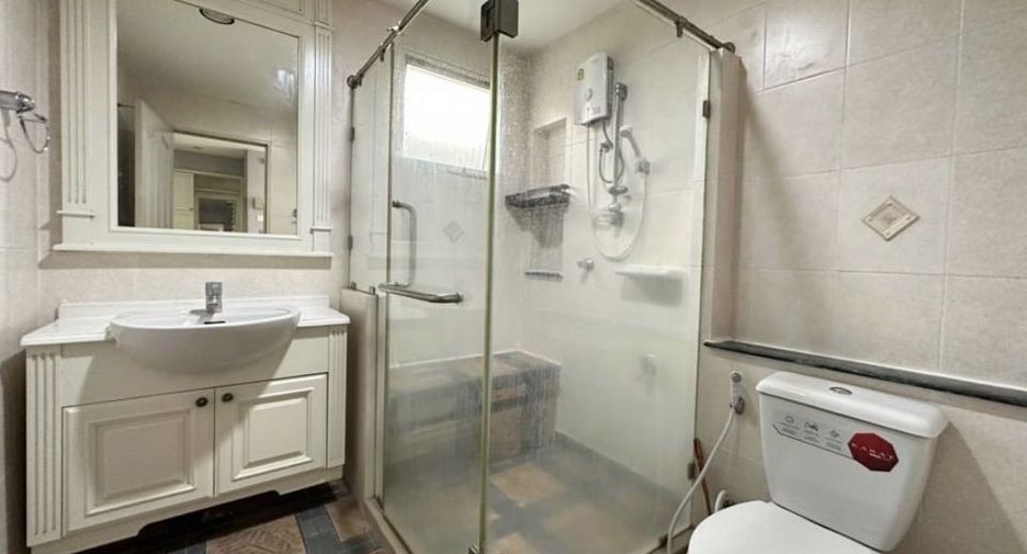 Haus zur Miete mit 4 Zimmer in Prawet, Bangkok