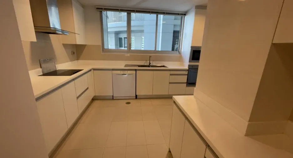 For rent 3 bedrooms apartment in Watthana, Bangkok