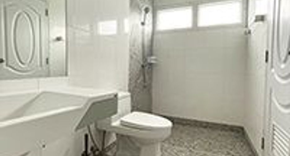 For rent 3 ベッドルーム townhouse in Saphan Sung, Bangkok