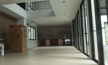 For rent 4 bedrooms house in Khlong Toei, Bangkok