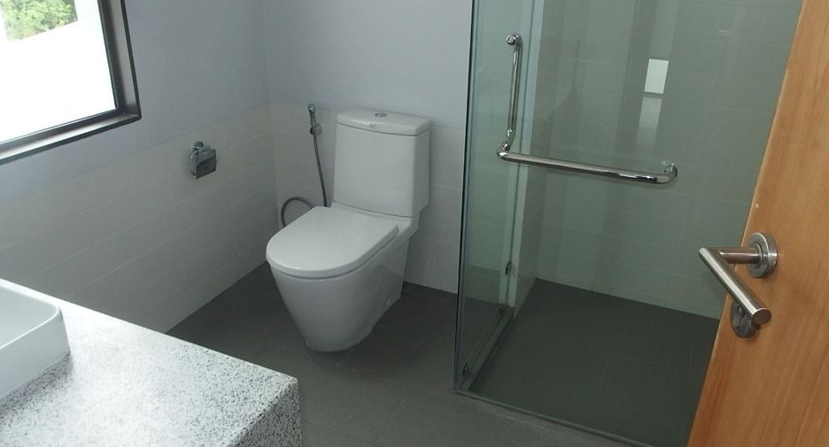For rent 4 bedrooms house in Khlong Toei, Bangkok
