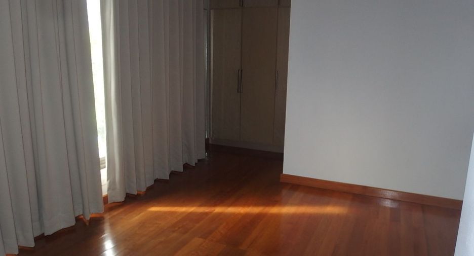 For rent 4 bedrooms house in Khlong Toei, Bangkok