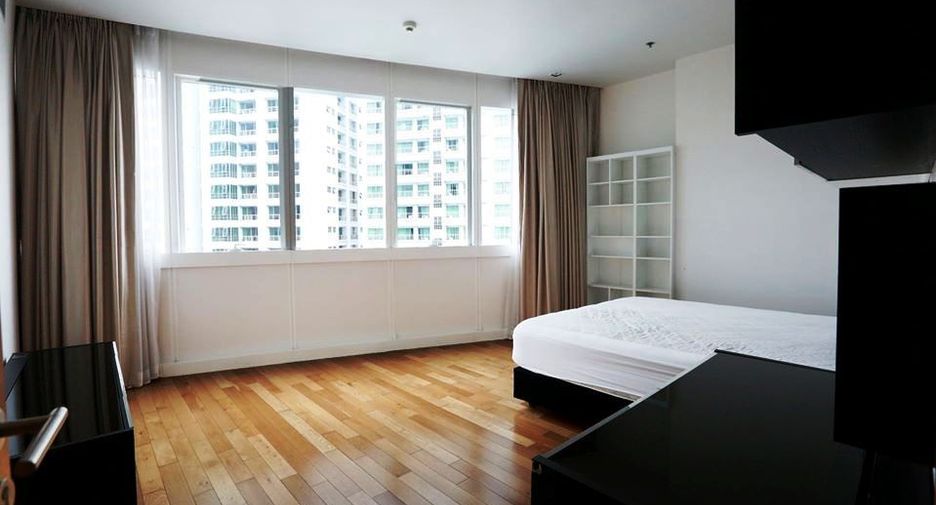 For rent 3 bedrooms condo in Khlong Toei, Bangkok