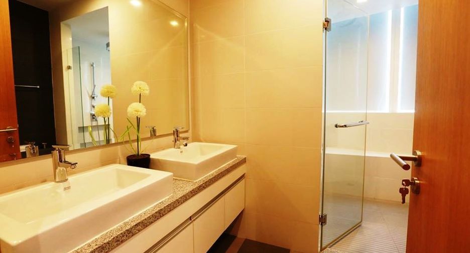 For rent 3 bedrooms condo in Khlong Toei, Bangkok