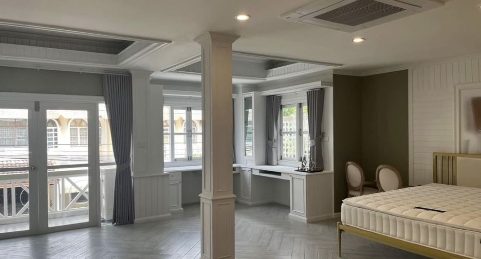 For rent 3 bedrooms townhouse in Yan Nawa, Bangkok