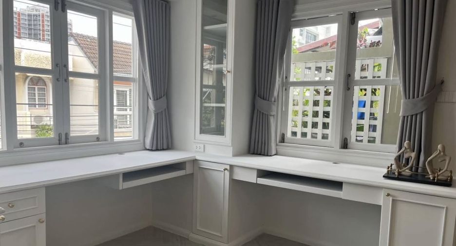 For rent 3 bedrooms townhouse in Yan Nawa, Bangkok
