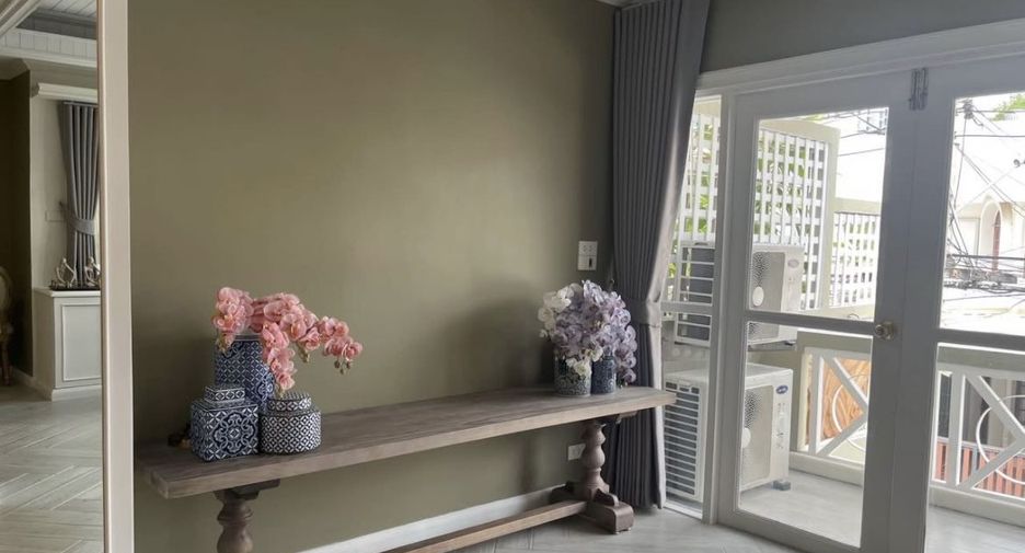 For rent 3 bedrooms townhouse in Yan Nawa, Bangkok