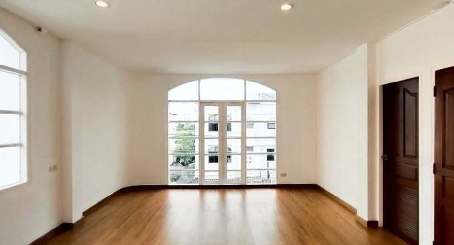 Reihenhaus zum Kauf mit 4 Zimmer in Huai Khwang, Bangkok