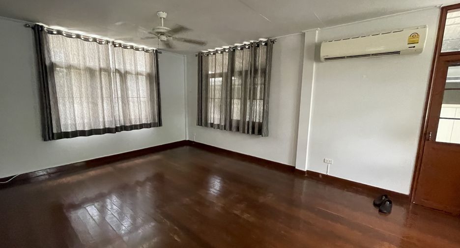 For rent 4 bedrooms house in Sathon, Bangkok