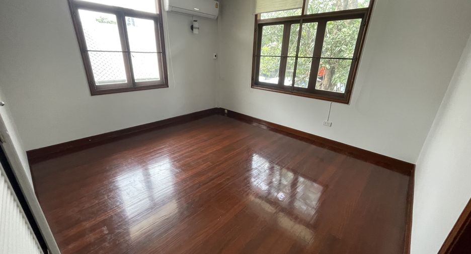 For rent 4 bedrooms house in Sathon, Bangkok