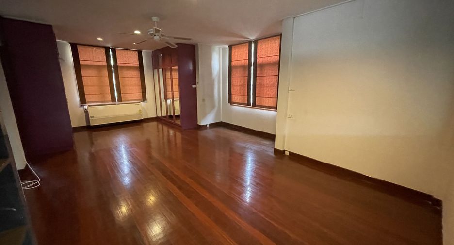For rent 4 bedrooms house in Sathon, Bangkok