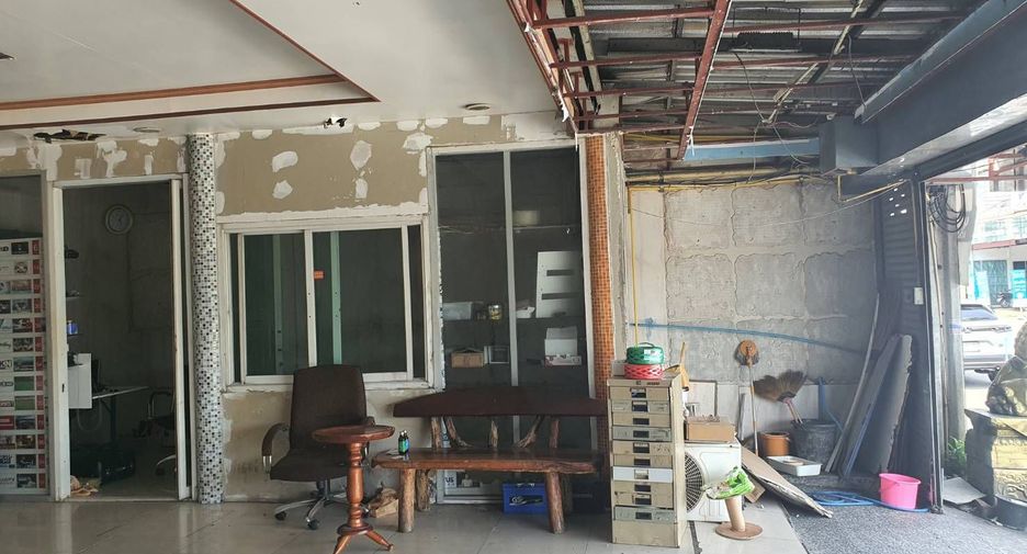 For sale 4 bedrooms retail Space in Lat Krabang, Bangkok