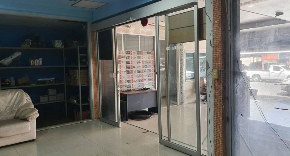 For sale 4 bedrooms retail Space in Lat Krabang, Bangkok