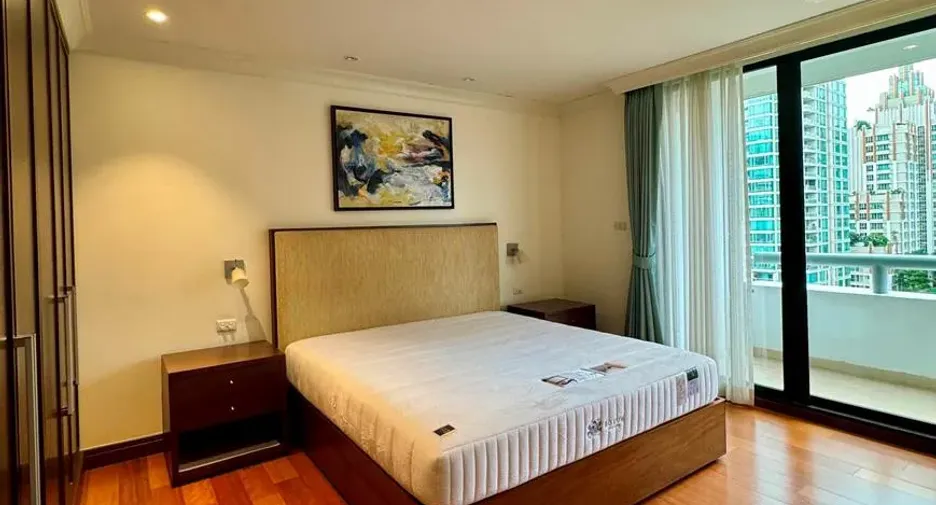 For rent 3 bedrooms condo in Pathum Wan, Bangkok