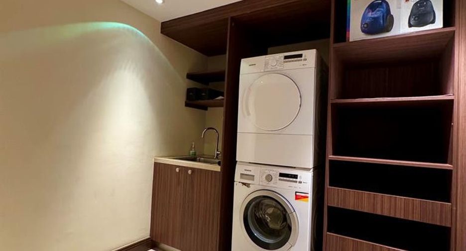 For rent 3 bedrooms condo in Pathum Wan, Bangkok