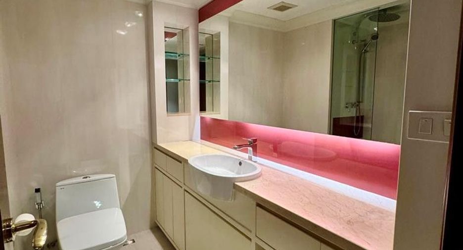 For rent 3 bedrooms condo in Pathum Wan, Bangkok
