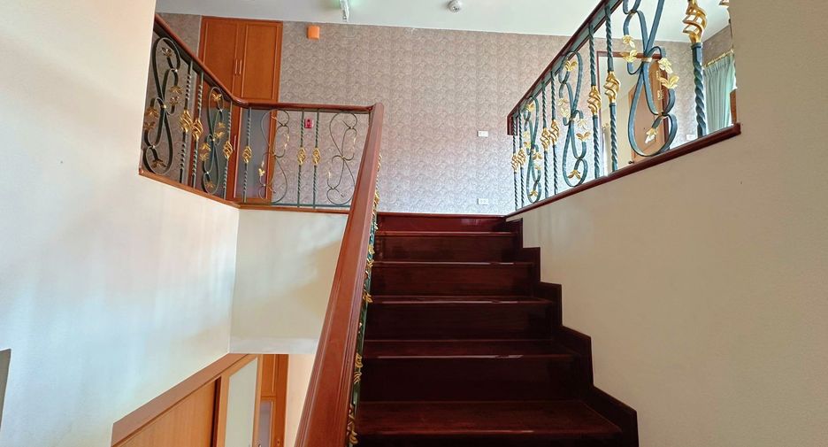 For rent 3 bedrooms apartment in Huai Khwang, Bangkok