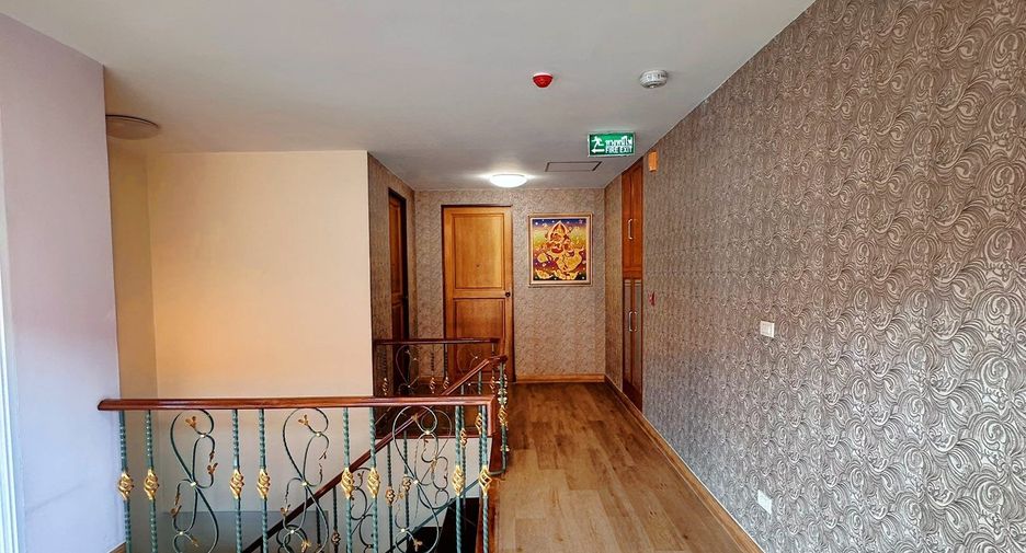 For rent 3 bedrooms apartment in Huai Khwang, Bangkok
