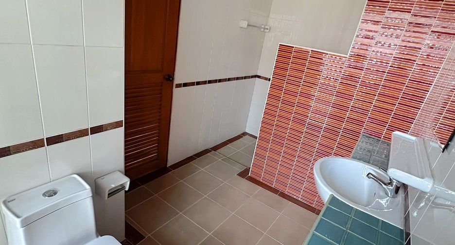 For rent 3 bedrooms apartment in Huai Khwang, Bangkok
