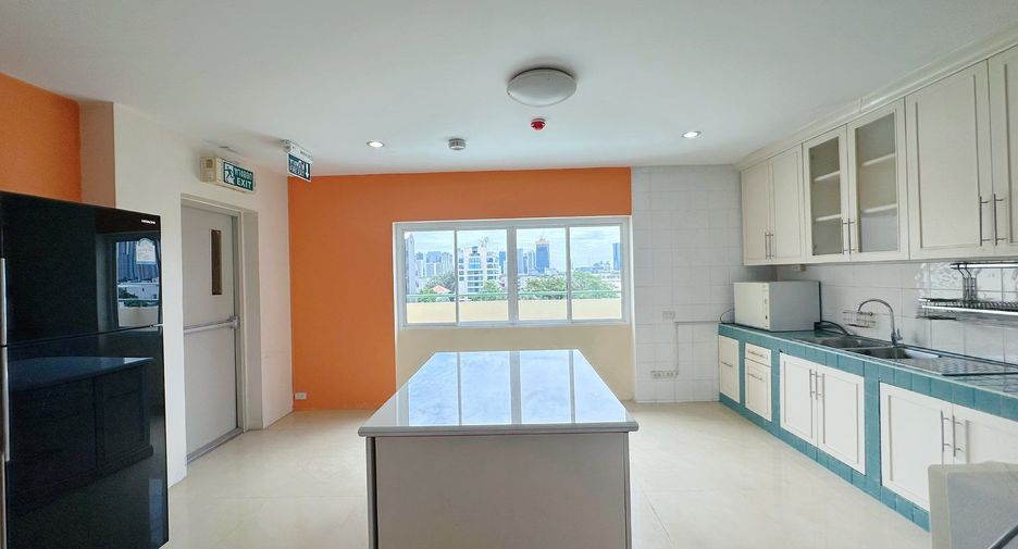 For rent 3 bedrooms apartment in Huai Khwang, Bangkok