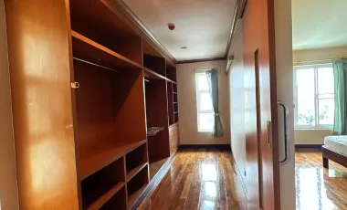 For rent 3 bedrooms apartment in Huai Khwang, Bangkok