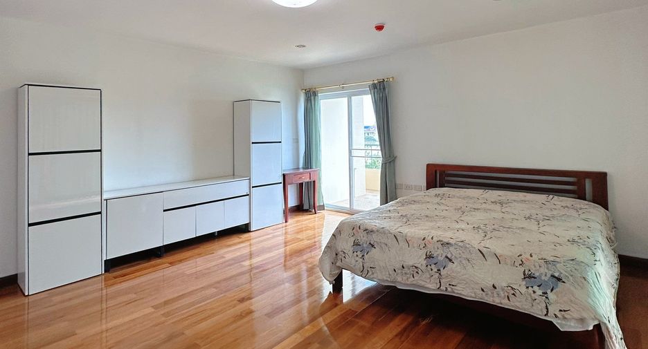 For rent 3 bedrooms apartment in Huai Khwang, Bangkok