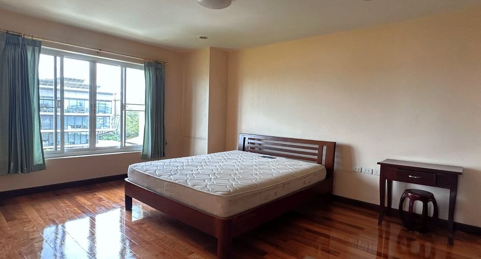For rent 3 bedrooms apartment in Huai Khwang, Bangkok
