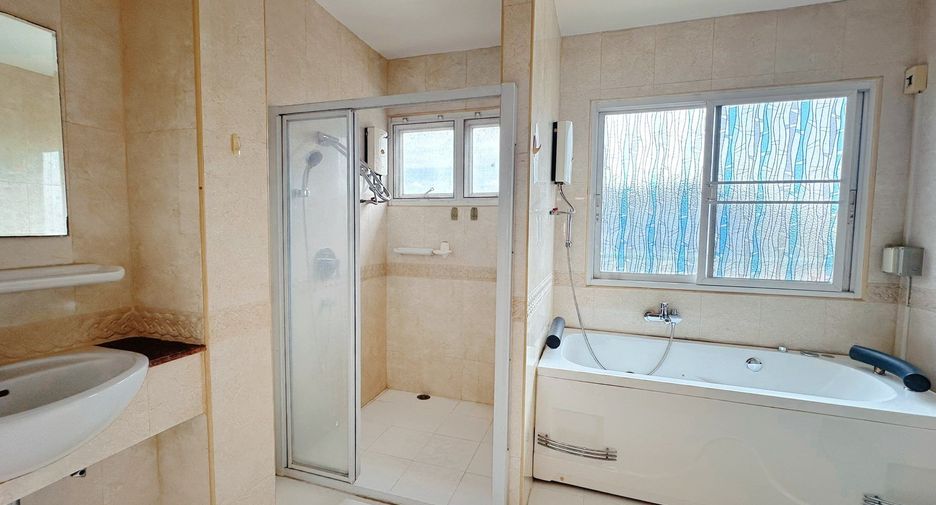 For rent 3 bedrooms apartment in Huai Khwang, Bangkok
