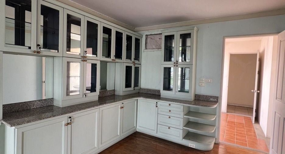 For sale 9 bedrooms condo in Dusit, Bangkok