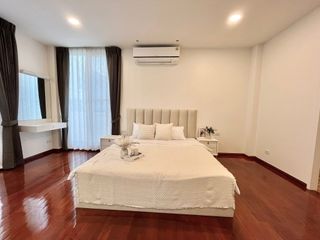 For rent 5 bedrooms house in Huai Khwang, Bangkok