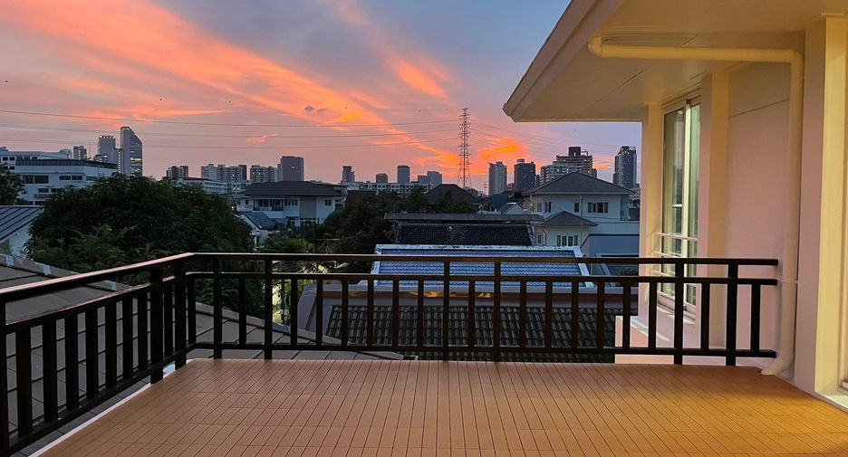 À louer 5 chambres maison à Huai Khwang, Bangkok