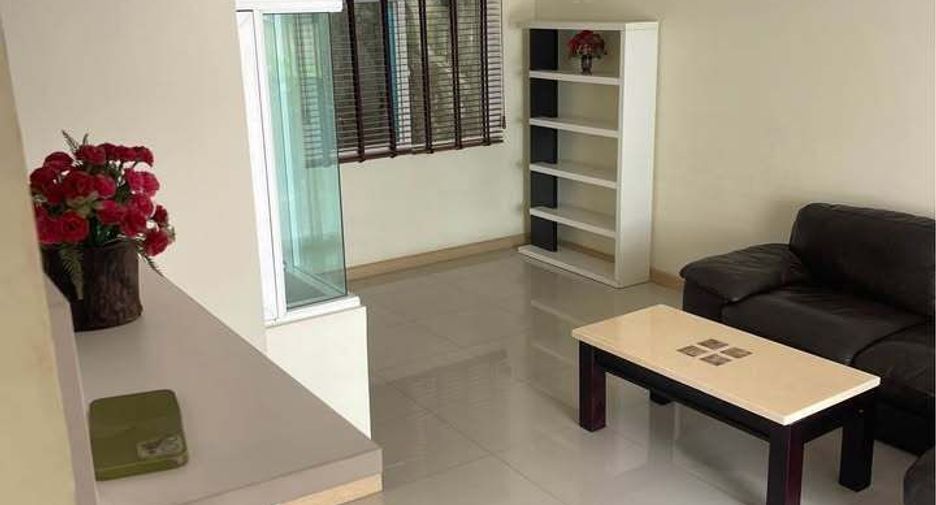 For rent 4 bedrooms townhouse in Saphan Sung, Bangkok