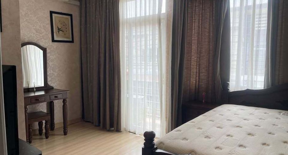 For rent 4 bedrooms townhouse in Saphan Sung, Bangkok