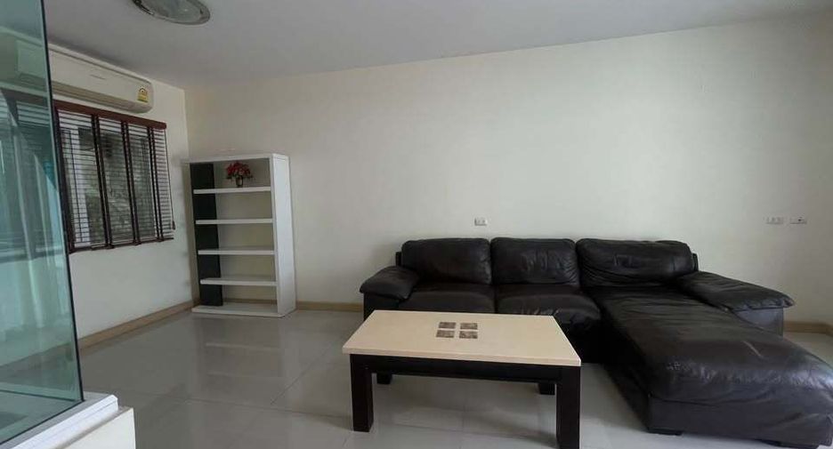 For rent 4 bedrooms townhouse in Saphan Sung, Bangkok