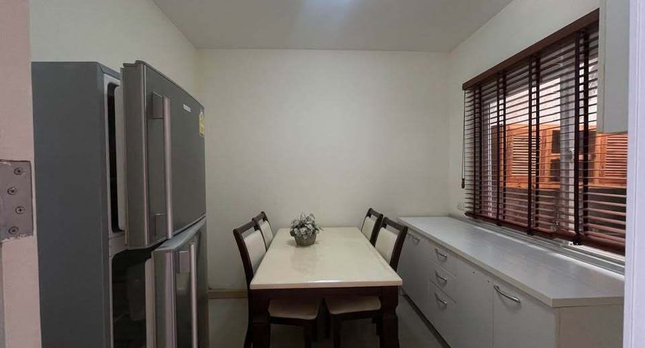 For rent 4 bedrooms townhouse in Saphan Sung, Bangkok