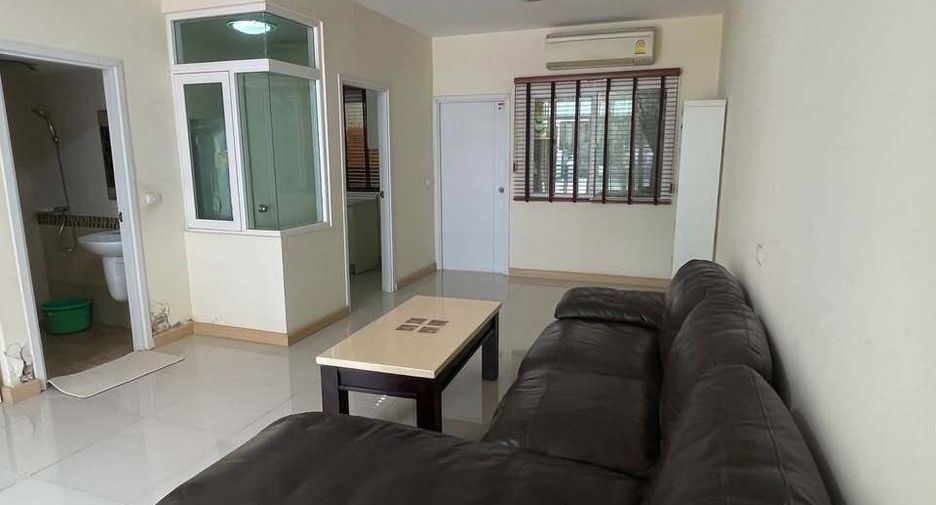 For rent 4 bedrooms townhouse in Saphan Sung, Bangkok