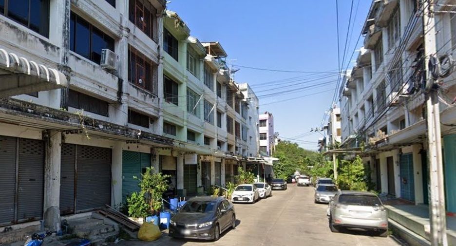 À vendre 3 chambres maison de ville à Bang Khun Thian, Bangkok