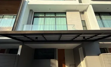 For sale 3 ベッドルーム townhouse in Saphan Sung, Bangkok