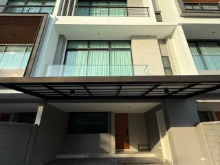 出售 3 卧室 联排别墅 在 Saphan Sung, 曼谷