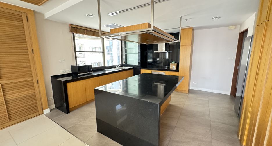For rent 4 bedrooms condo in Khlong Toei, Bangkok