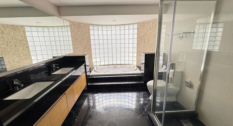 For rent 4 bedrooms condo in Khlong Toei, Bangkok