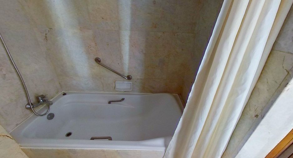 For rent 2 bedrooms condo in Pathum Wan, Bangkok