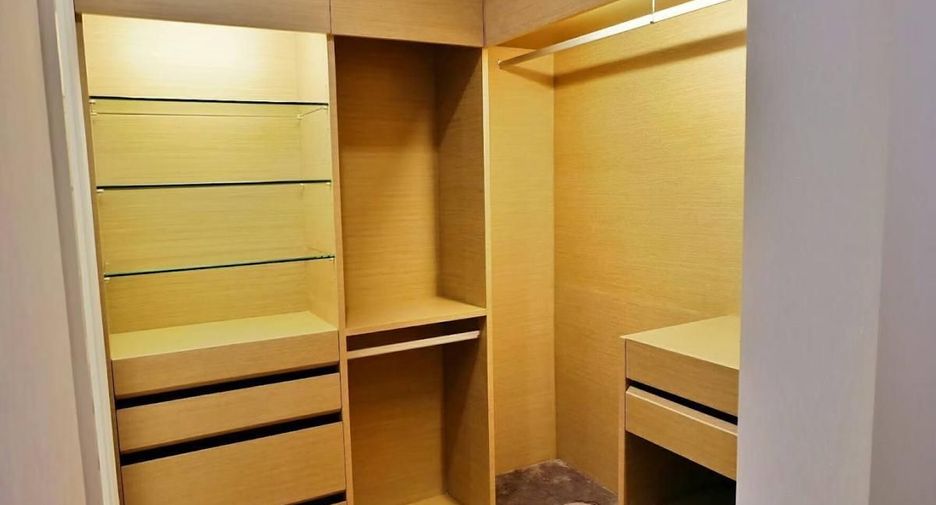 For rent 3 bedrooms condo in Khlong Toei, Bangkok