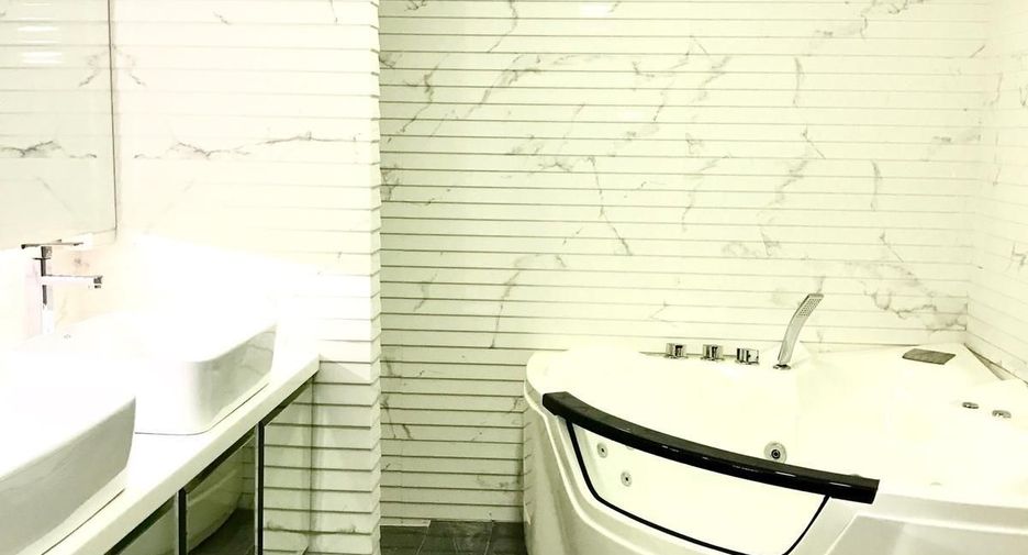 For sale 5 bedrooms condo in Watthana, Bangkok